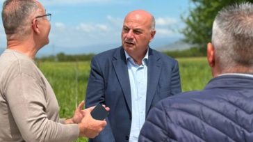 Σε πληγείσες καλλιέργειες του Παλαμά ο υπουργός Αγροτικής Ανάπτυξης Κ. Τσιάρας