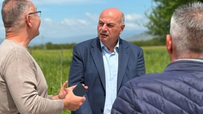 Σε πληγείσες καλλιέργειες του Παλαμά ο υπουργός Αγροτικής Ανάπτυξης Κ. Τσιάρας