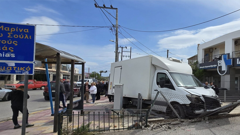 Μαραθώνας: Παραλίγο τραγωδία με φορτηγό που έχασε την πορεία του