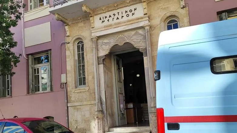 Απολογείται η 17χρονη που έπιασε από το λαιμό την 20χρονη σύντροφο της