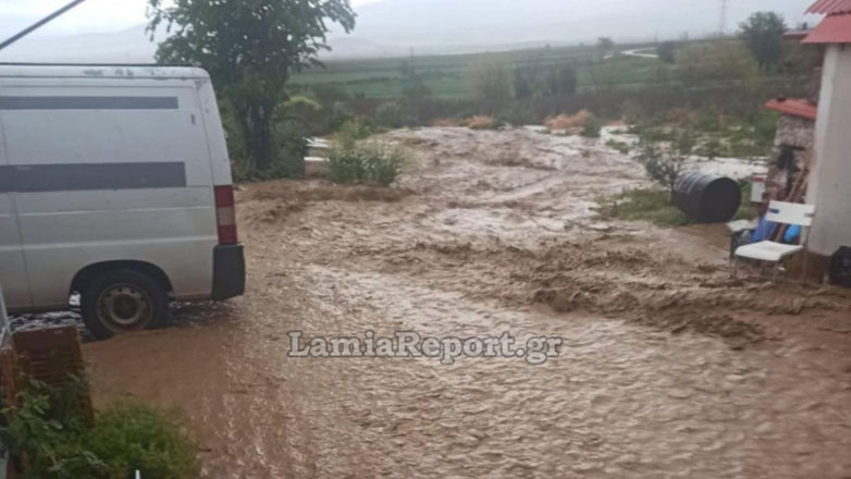Τρία άτομα κινδύνευσαν από χείμαρρο που πέρασε μέσα από το χωριό Βελεσιώτες Δομοκού