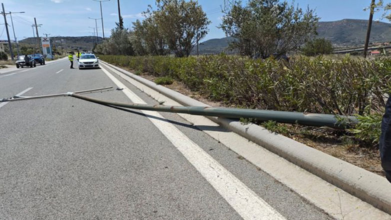 Κερατέα: Σάπια κολώνα έπεσε στη Λεωφόρο Λαυρίου