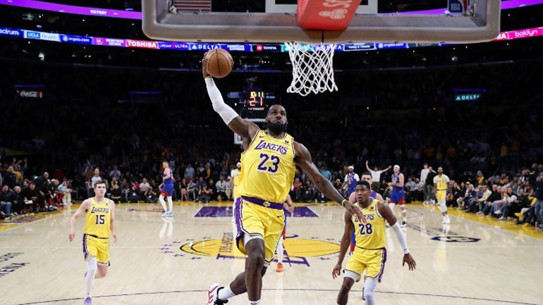 Μένει στο NBA ο ΛεΜπρόν Τζέιμς για να προλάβει και… τον άλλο γιο του