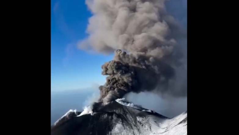 Εντυπωσιακές εικόνες από την έκρηξη του ηφαιστείου στην Αίτνα