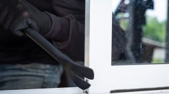 Διαρρήκτης μπήκε σε σπίτι, κάπνισε, ήπιε αναψυκτικό και… ξέχασε τα εργαλεία του