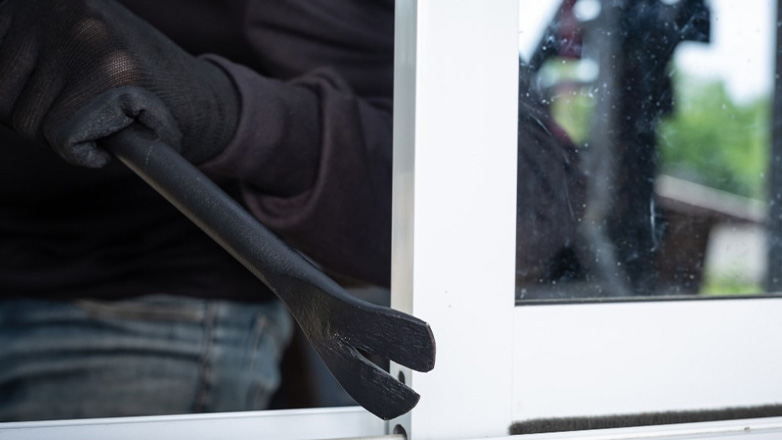 Διαρρήκτης μπήκε σε σπίτι, κάπνισε, ήπιε αναψυκτικό και… ξέχασε τα εργαλεία του