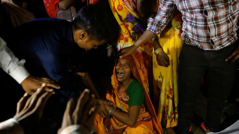 Ινδία: Πιστοί ποδοπατήθηκαν σε θρησκευτική τελετή – Σοκαριστικό βίντεο