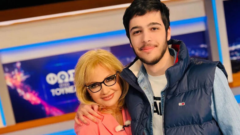 Αγγελική Νικολούλη: Αγκαλιά με τον βαφτισιμιό της Ευγένιο Σπαθάρη – Η σχέση του με τον αείμνηστο καραγκιοζοπαίκτη