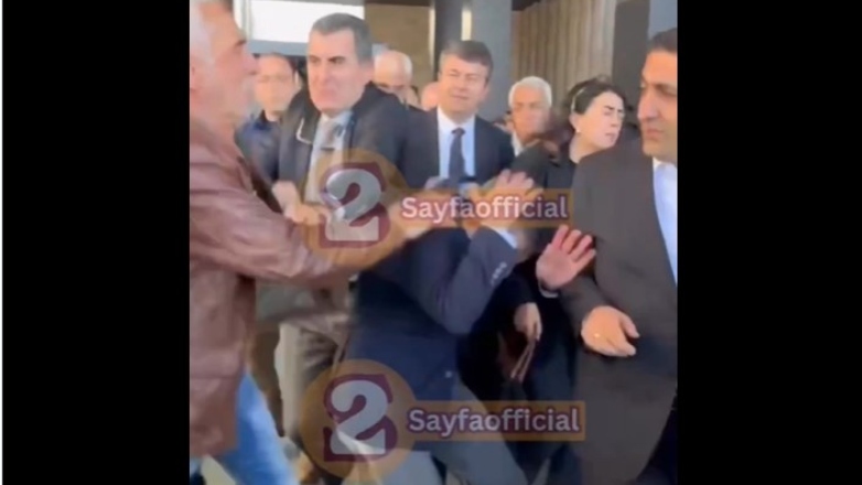 Τουρκία: Επίθεση με γροθιές στον Πρόεδρο της Αξιωματικής Αντιπολίτευσης Οζγκιούρ Οζέλ