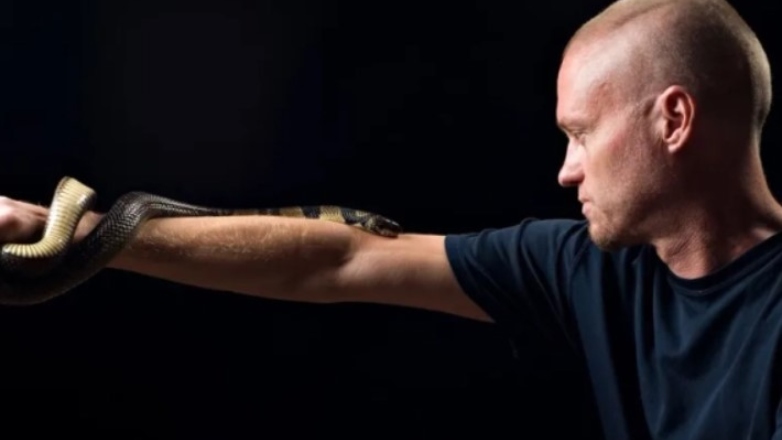 Τον δάγκωσαν φίδια 200 φορές και έγινε το «ζωντανό αντίδοτο»