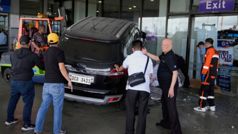 Αυτοκίνητο «καρφώθηκε» σε είσοδο του Αεροδρομίου της Μανίλα