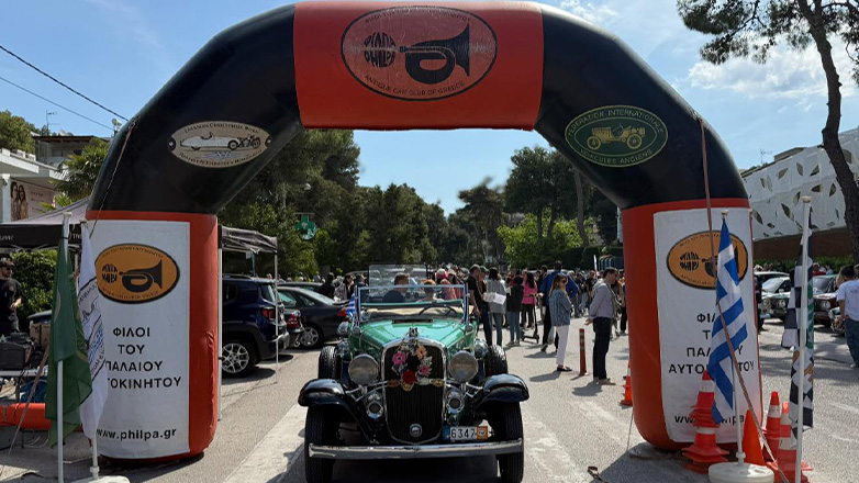 Αυτοκίνητα αντίκες και λουλούδια πλημμύρισαν την Κηφισιά