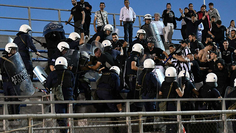 Βίντεο από τα επεισόδια στο «Α. Κάνιστρας»: Παίκτες του Παναιγιάλειου πετούν μέσα από το γήπεδο μπουκάλια στους αστυνομικούς