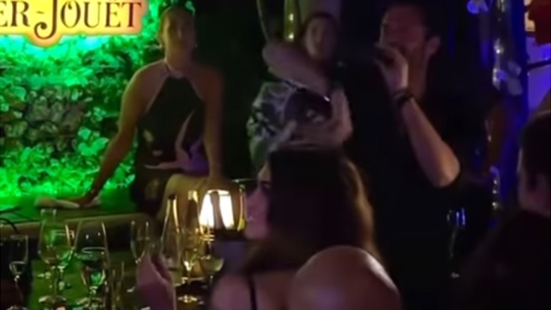 Γκίλφοϊλ: Μαθαίνει τα μπουζούκια με τον Αργυρό