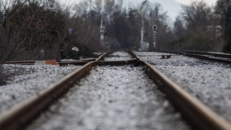 Μηχανοδηγοί σταμάτησαν τρένο και έσωσαν ηλικιωμένο που ήταν στις ράγες Μηχανοδηγοί σταμάτησαν τρένο και έσωσαν ηλικιωμένο που ήταν στις ράγες