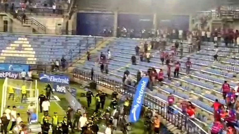 Κολομβία: Εισβολή στο γήπεδο από τους οπαδούς της Ουνιόν Μαγδαλένα στον αγώνα με Όνσε Κάλντας