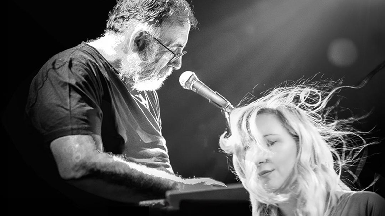 Αφιέρωμα στον Θάνο Μικρούτσικο με τη Ρίτα Αντωνοπούλου και τους Ρεβάνς