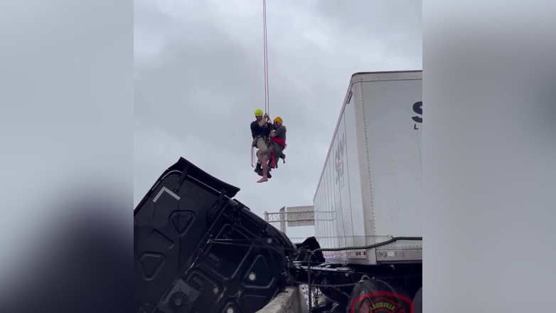 Νταλίκα κρέμεται από γέφυρα – Αγωνία για τον οδηγό