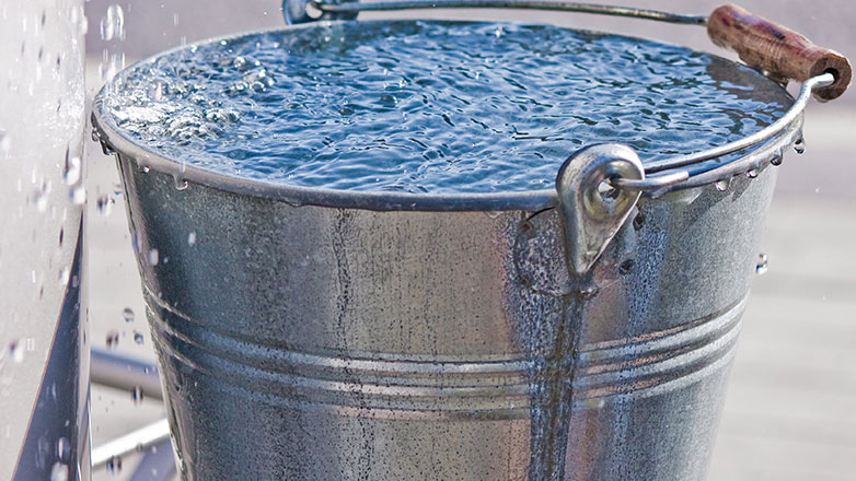 Πάτρα: Γυναίκα έριξε σε φοιτήτρια κουβά με χλωρίνη επειδή έκανε φασαρία