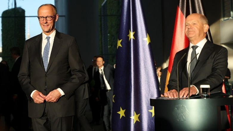 Γερμανία: Ευχές και έπαινοι κατά την παράδοση – παραλαβή στην καγκελαρία