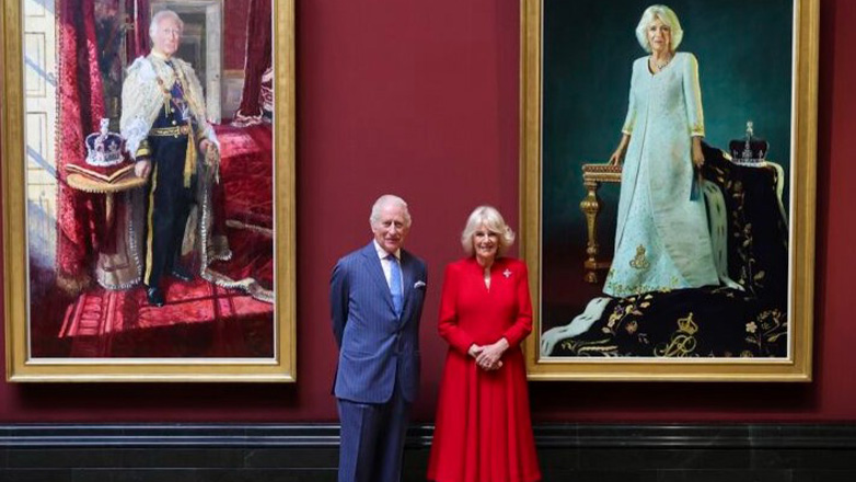 Λονδίνο: Αποκαλύφθηκαν στην Εθνική Πινακοθήκη τα νέα πορτρέτα του Βασιλιά Καρόλου και της Βασίλισσας Καμίλα