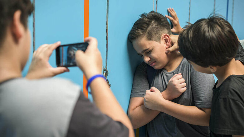 Συνελήφθησαν τέσσερις ανήλικες στη Γλυφάδα γιατί βιντεοσκόπησαν προσβλητικές πράξεις σε βάρος συνομήλικων κοριτσιών