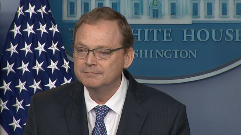 Λευκός Οίκος: Ο Κέβιν Χάσετ επικρίνει τη Fed για λανθασμένες εκτιμήσεις στους δασμούς