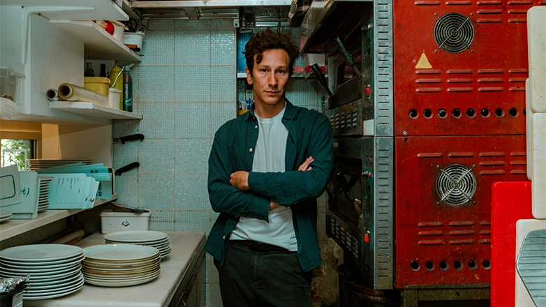 Ο Γιώργος Κουτλής σκηνοθετεί τον Μιχάλη Σαράντη στην «Κουζίνα» του Άρνολντ Γουέσκερ