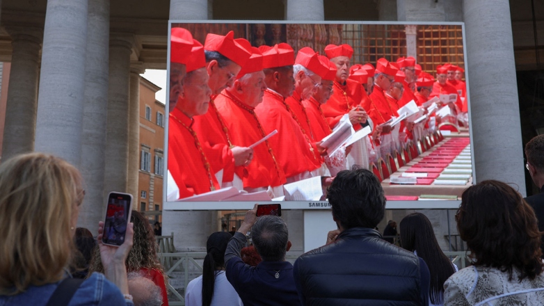 Το Κονκλάβιο συνεχίζει τις ψηφοφορίες