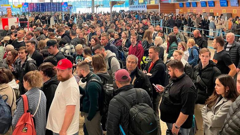 Απανωτές επιθέσεις της Ουκρανίας στα αεροδρόμια της Μόσχας πριν την παρέλαση της 9ης Μαΐου