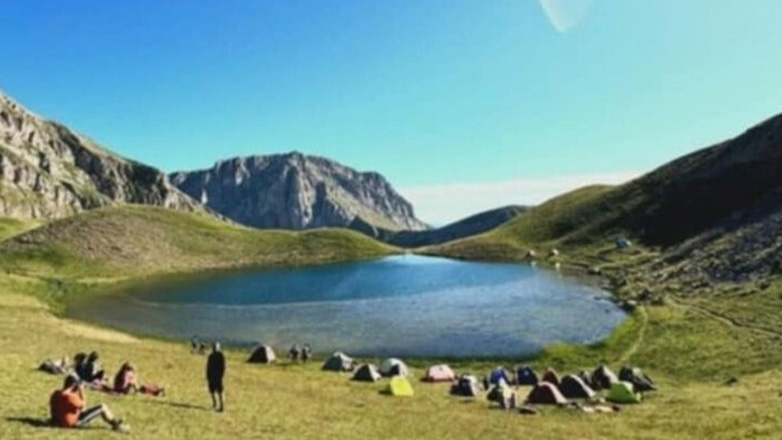 Στη Βουλή οι καταγγελίες για παράνομες κατασκηνώσεις στις Δρακόλιμνες της Ηπείρου