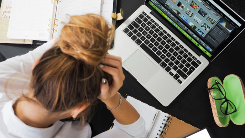 Όταν δεν ζεις τη δική σου ζωή, καίγεσαι μέσα στη ζωή των άλλων