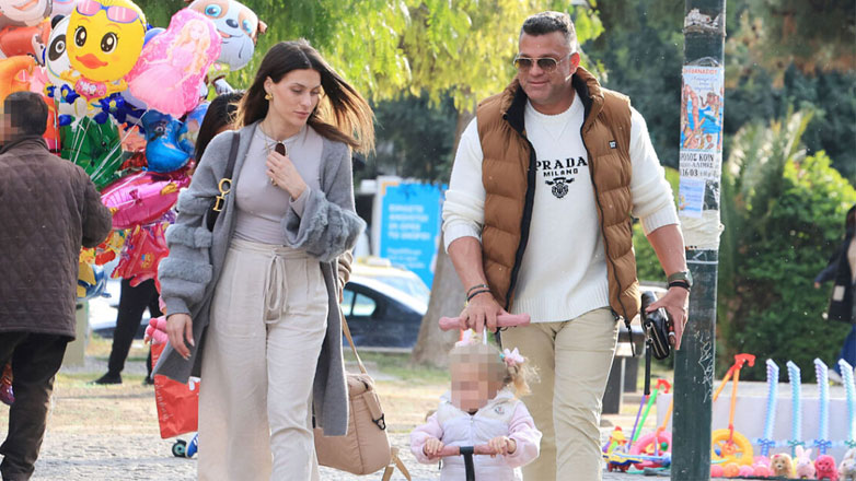 Κώστας Σόμμερ – Βαλεντίνη Παπαδάκη: Οικογενειακές στιγμές με τα παιδιά τους σε παιδική χαρά της Γλυφάδας