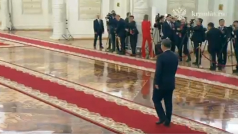 Απίστευτο βίντεο: Πούτιν και Σι Τζινπίνγκ περπατούσαν 30 δευτερόλεπτα για να φτάσει ο ένας κοντά στον άλλο