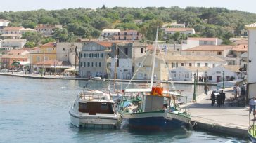 Το γαλαζοπράσινο «μυστικό» του Ιονίου: Το νησί που ύμνησε ο Χριστόφορος Παπακαλιάτης