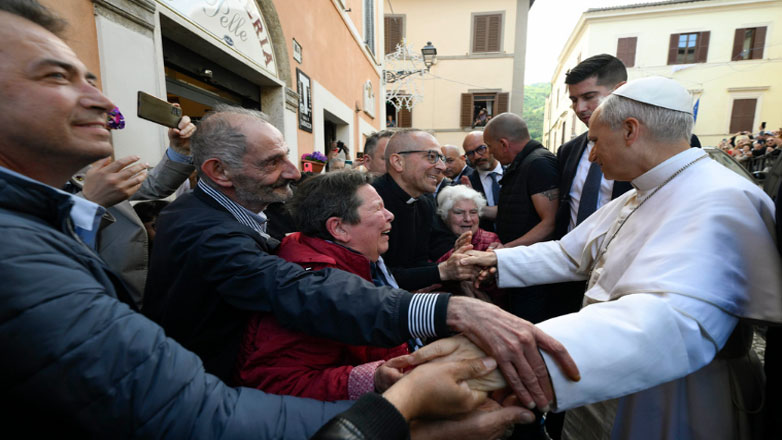 Ρώμη: Θερμή υποδοχή στον Πάπα Λέοντα στην πρώτη του ιδιωτική επίσκεψη σε ναό