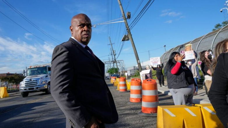 Συνελήφθη ο δήμαρχος του Νιούαρκ για είσοδο σε κέντρο κράτησης μεταναστών