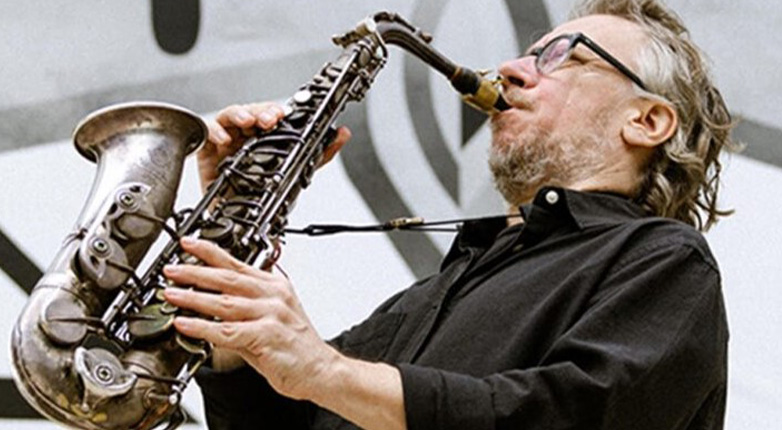 Ο Δημήτρης Τσάκας σε τζαζ σύμπραξη με τη Big Band του Δήμου Αθηναίων στο Ολύμπια