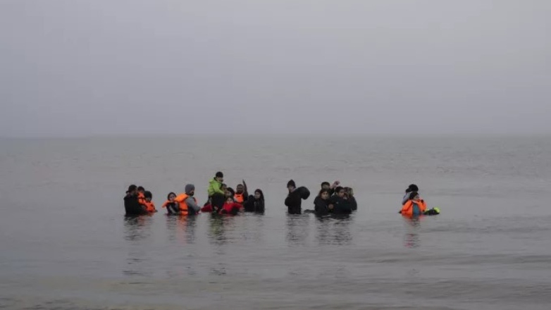 Ένας νεκρός και 6 τραυματίες στην απόπειρα μεταναστών να διασχίσουν τη Μάγχη