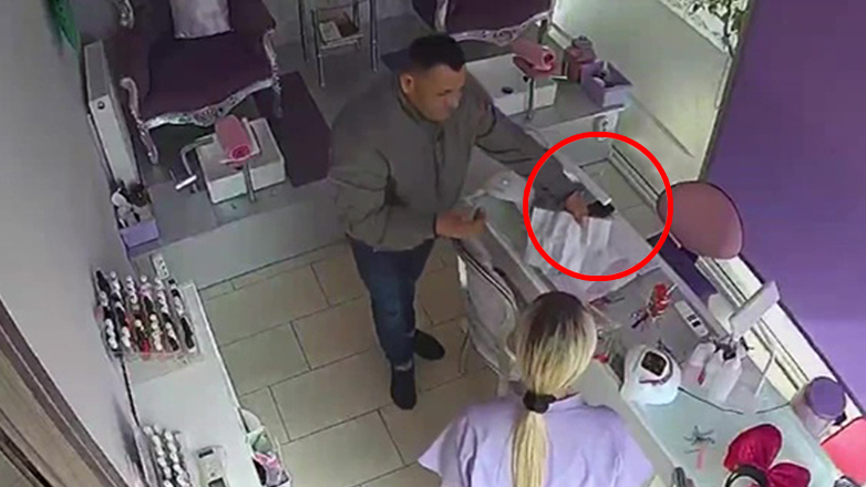 Καρέ καρέ η δράση της «σπείρας με τα φυλλάδια»