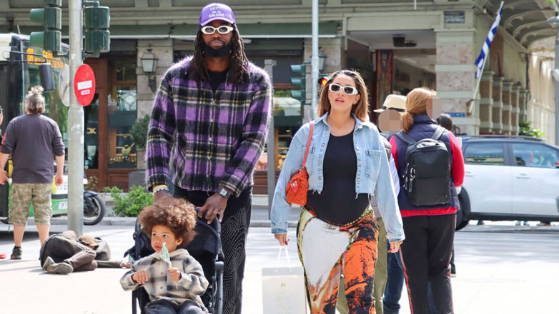 Mathias Lessort: Στο κέντρο της Αθήνας ο παίκτης του Παναθηναϊκού με τη σύζυγό του Traicy και τον γιό τους Matson – Φωτογραφίες