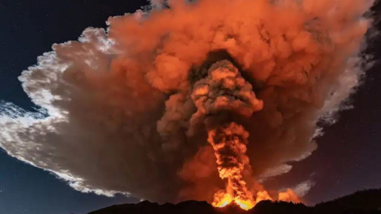 Εντυπωσιακές εικόνες από τη νυχτερινή έκρηξη του ηφαιστείου στην Αίτνα