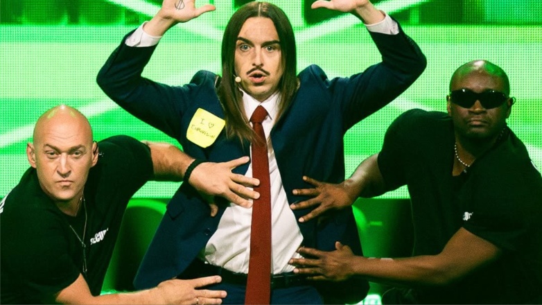 Eurovision 2025 – Α’ Ημιτελικός: Ο εκπρόσωπος της Εσθονίας εμφανίστηκε στη σκηνή με ένα ποτήρι καφέ και τέσσερις μπράβους