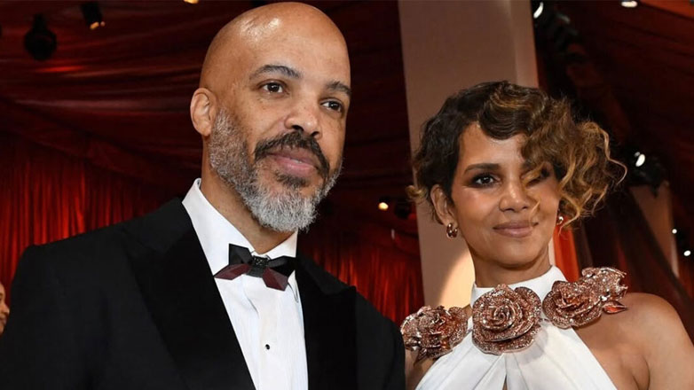 Halle Berry: Ποζάρει ημίγυμνη στο κρεβάτι μαζί με το σύντροφό της, Van Hunt – Διαφήμισαν λιπαντικό τζελ