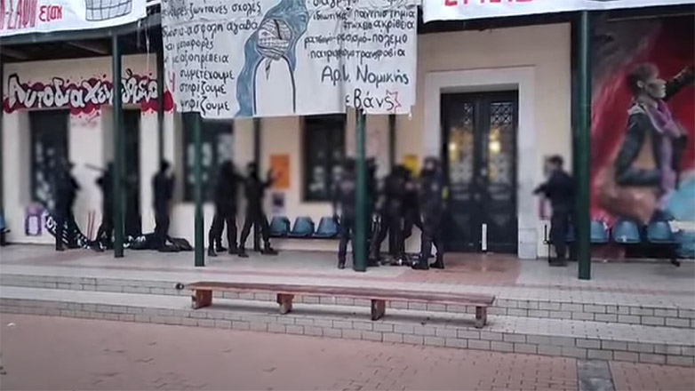 Βίντεο από την επέμβαση της ΕΛΑΣ στο κατειλημμένο αναρχικό στέκι της Νομικής