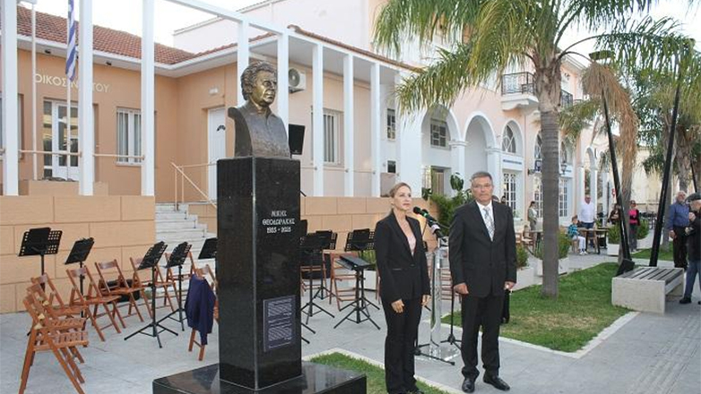Το Ίδρυμα «Φώτος Φωτιάδης» δωρίζει προτομή του Μίκη Θεοδωράκη στον Δήμο Αργοστολίου