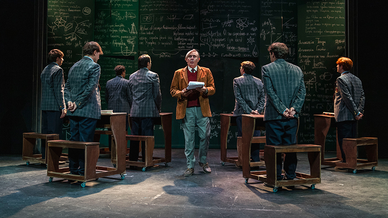 Θεσσαλονίκη: Ο Άκης Σακελλαρίου ως καθηγητής Κήτινγκ στην παράσταση «Ο κύκλος των χαμένων ποιητών»