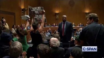 Ο συνιδρυτής της Ben & Jerry’s εισέβαλε στη Γερουσία φωνάζοντας συνθήματα υπέρ της Γάζας