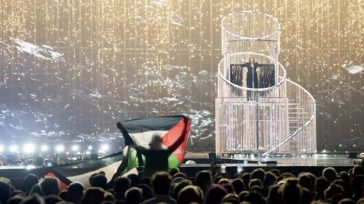 Eurovision 2025: Σήκωσαν σημαίες της Παλαιστίνης την ώρα που τραγουδούσε η εκπρόσωπος του Ισραήλ