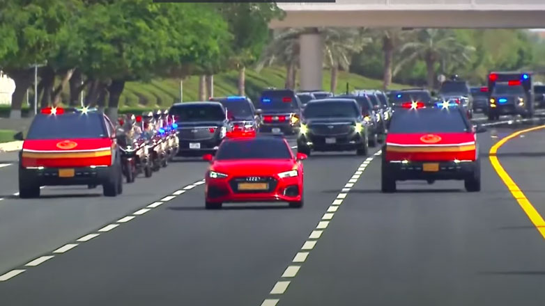 Η αυτοκινητοπομπή του Trump στο Κατάρ, συνοδευόταν από Cybertrucks, μαχητικά και καμήλες (Βίντεο)